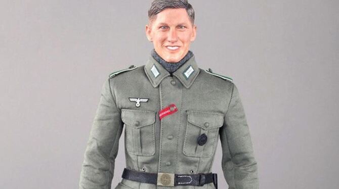 Bastian Schweinsteiger wehrt sich gegen ein chinesische Unternehmen, das eine ihm ähnelnde Spielzeugfigur (Bild) in einer Art