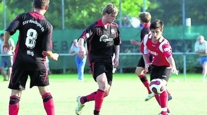 Die Reutlinger Matchwinner im Finale gegen Freiburg: Jochen Weigl (links) legt auf, Bastian Bischoff (Mitte) trifft.  FOTO: AVAN