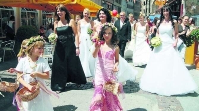 Brautschau der etwas anderen Art: Bei der ersten Open-Air-Hochzeitsschau auf der Oberen Wilhelmstraße gab's zahlreiche Anregunge