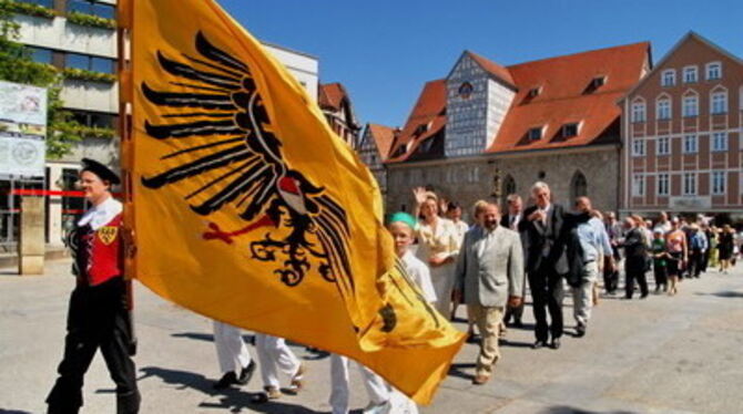 Im Tross zum Schwörhof: Nach dem Gottesdienst marschierten Amts- und Kostümträger zum Listgymnasium. GEA-FOTO: PACHER