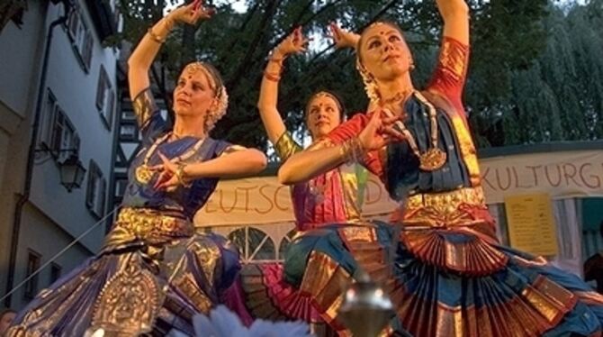 Mit Folklore Weltoffenheit signalisieren: eine indische Tanzgruppe auf dem Tübinger Stadtfest. FOTO: SCHREIER