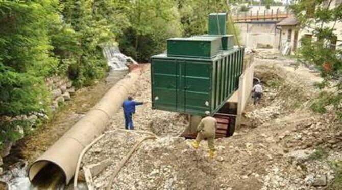 Das Wasserkraftwerk beim Lohmühle-Wehr nimmt allmählich konkrete Formen an: Gestern wurde die von einem Stahlcontainer ummantelt