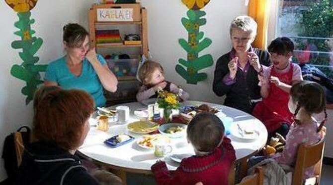 Renate Künast (rechts hinten) hat ihren Ausflug in die Kinderwelt genossen: &raquo;Hier haben Kinder die Möglichkeit, sich zu en