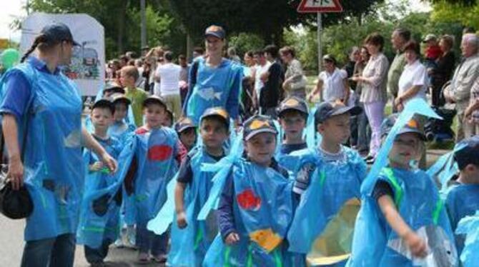 Kostüme mit bunten Fischen verziert - der Neckar war mehrmals Thema beim großen Kinderumzug des 25. Dorffests in Neckartenzlinge