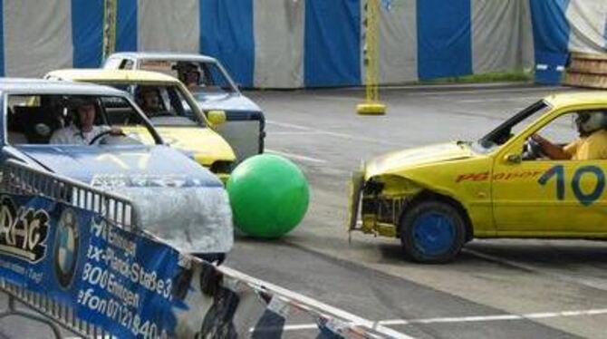 Was nicht alles Sport sein soll: Autofußball in Eningen.  FOTO: MERKLE