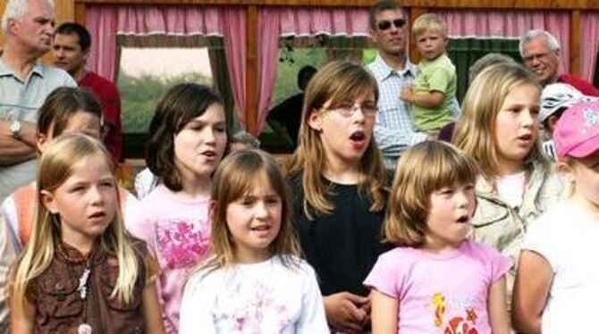 Der Kinderchor sang fröhlich zum Fassanstich auf.  FOTO: LEIPPERT