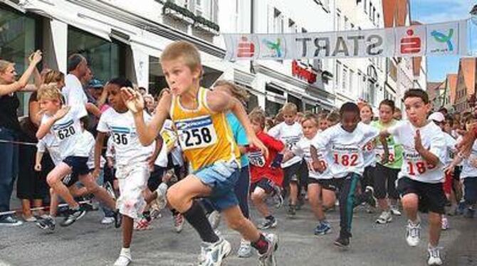 Konzentriert und wild entschlossen wie die Großen: Schüler im Startgetümmel beim Reutlinger Altstadtlauf. FOTO: GERLINDE TRINKHA