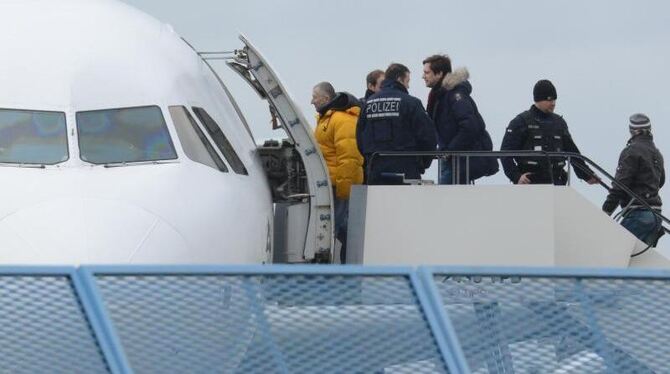 Abgelehnte Asylbewerber steigen im baden-württembergischen Rheinmünster in ein Flugzeug. Foto: Patrick Seeger/Archiv