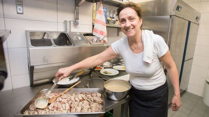 Trotz Stress herrschte in der Küche der Trattoria und Pizzeria La Perla gute Stimmung: Hier wird das argentinische Rindfleisch m