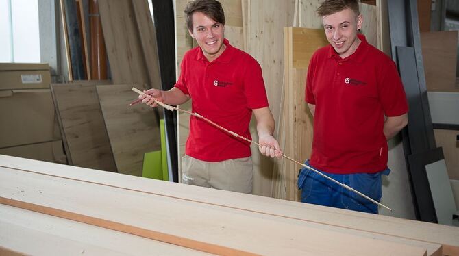 André Pul (rechts), der bei Schwörer in Oberstetten die Ausbildung zum Holzbearbeitungsmechaniker abgeschlossen hat, hat in sein