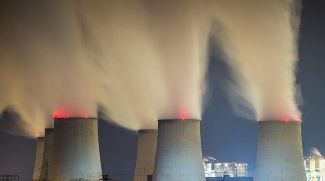 Die Braunkohle-Konzerne RWE, Vattenfall und Mibrag werden vom Jahr 2016 an schrittweise mehrere Kraftwerksblöcke vom Netz neh