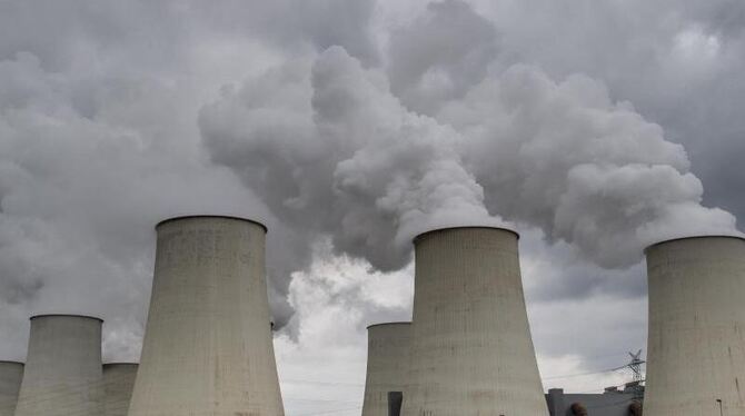 Kraftwerk Jänschwalde: Nach dem längst beschlossenen Steinkohle-Ausstieg tickt die Uhr auch für die Braunkohle immer lauter.