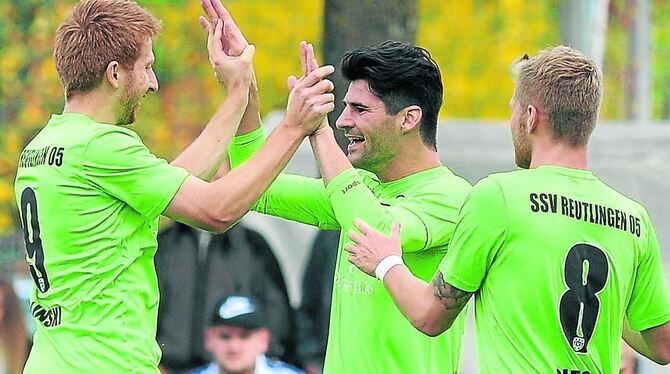 Drei der vier SSV-Torschützen unter sich: (von links) Marc Golinski, Daniel Schachtschneider und Sebastian Gleißner.  FOTO: BAUR