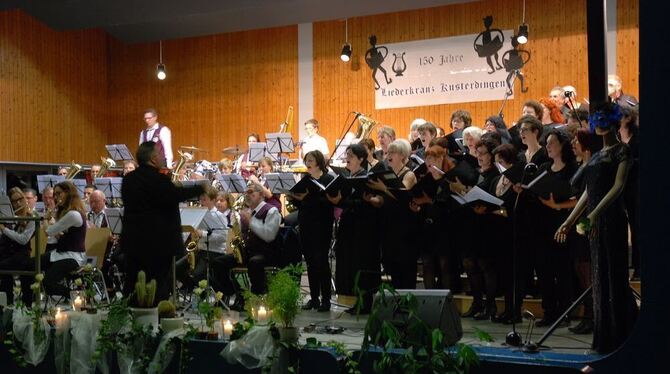 Liederkranz und Musikverein gemeinsam auf der Bühne: Das Publikum war begeistert. FOTO: ELA