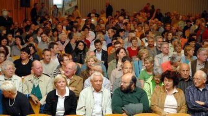 Schweizer oder Lorenz? Diese Frage bewegt die Eninger. Beim GEA-Wahlpodium gab's reichlich Information. GEA-FOTO: PACHER