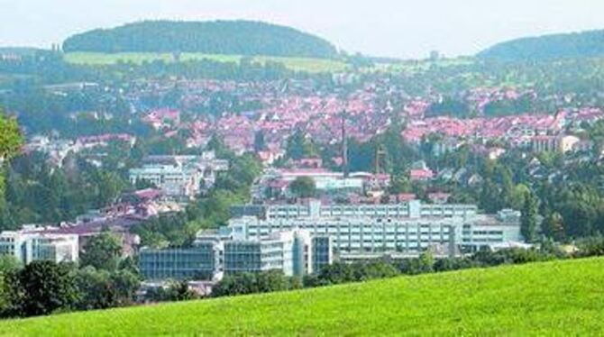 Die Zukunft der Gewerbegebiete in Eningen - im Vordergrund die Gebäude der heutigen JDSU - sind Thema beim Podium. 
GEA-FOTO: BA