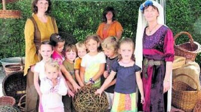 Beim mittelalterlichen Kindergartenfest in Neuhausen lernten die Kinder die Kunst des Korbflechtens kennen und schätzen. 
FOTO: