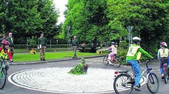 Schüler aus Rommelsbach übten das richtige Verhalten im Kreisverkehr. 
GEA-FOTO: DÖRR