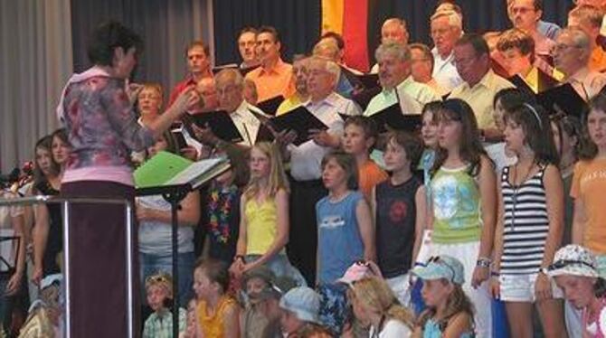 Setzten gemeinsam zur musikalischen Weltreise an: die Chöre des Sängerkranzes Rommelsbach - der Männerchor, die Ten Ups und die