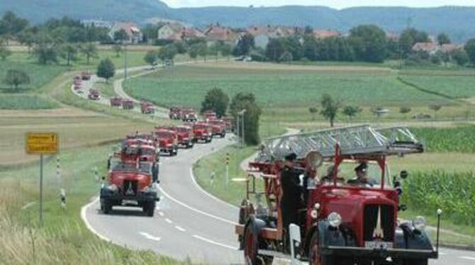 Die Feuerwehr auf großer Fahrt: der Fahrzeug-Korso zwischen Gomaringen und Stockach. Ganz vorn die Nehrener Kraftfahrdrehleiter