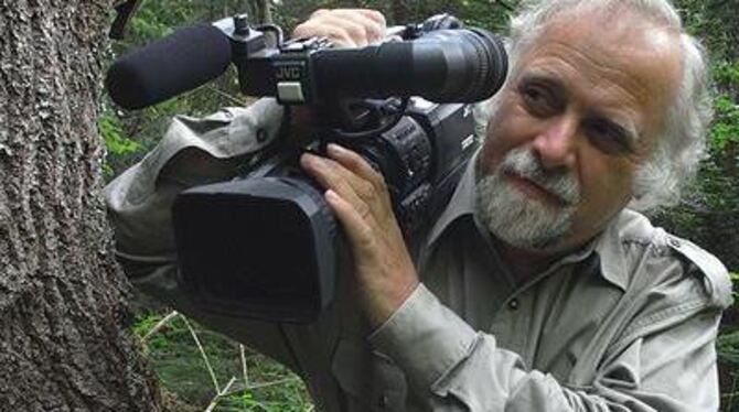 Hier fühlt sich Wolfgang Wünsch am wohlsten: mit der Kamera im Wald. FOTO: PRIVAT