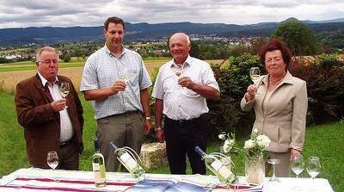 Symbolträchtiger Treff vor der &raquo;blauen Mauer&laquo; der Schwäbischen Alb: Helmut Pfänder, Thomas Jud, Gert Kiehlnecker und