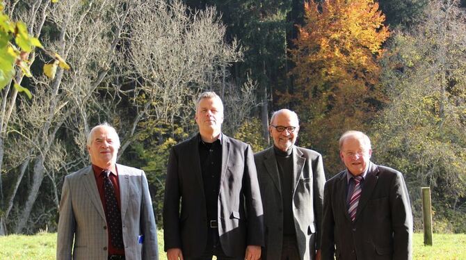 Stehen für die Arbeitsgemeinschaft »Kirche für alle« im Bezirk Bad Urach-Münsingen (von links): Pfarrer i. R. Martin Dürr, Lande