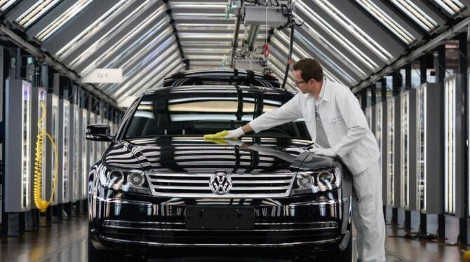 Das Oberklassemodell »Phaeton« in der Gläsernen Manufaktur von Volkswagen in Dresden. Foto: Ralf Hirschberger