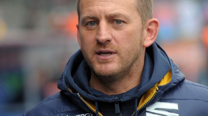 Ständig auf dem Sprung: Braunschweigs Trainer Torsten Lieberknecht.  FOTO: DPA