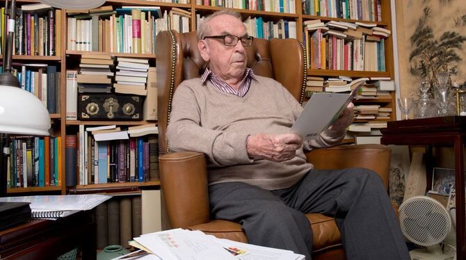 Der evangelische Theologe Jürgen Moltmann, aufgenommen in seinem Lesezimmer in seiner Wohnung in Tübingen.