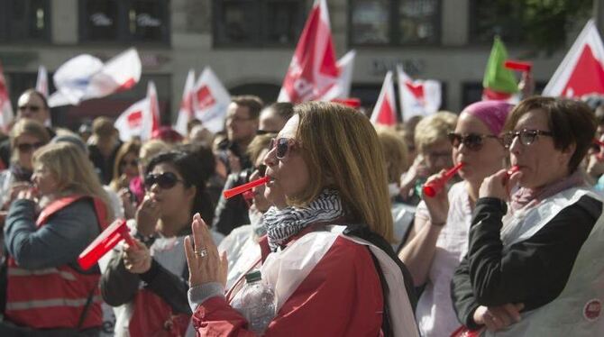 Erzieherinnen nehmen in Hamburg am Streik der kommunalen Kitas teil. Foto: Daniel Reimann/Archiv