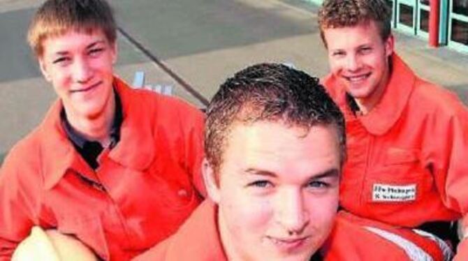 Sie sind jung und gerne bei der Feuerwehr (von links): Christoph Kretschmer (18 Jahre), Andreas Globuschütz (19), Sebastian Schw