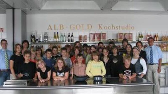 Gruppenbild vor der Prüfung: die Alb Gold-Miniköche mit Kundenzentrums-Leiter Gunnar Mai (links), Ernährungsberaterin Jessica Ko