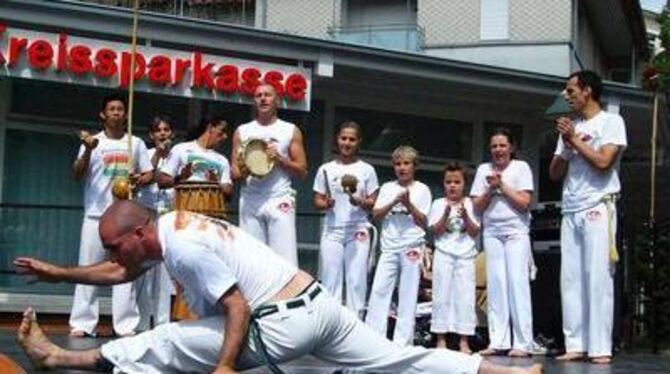 Musik, Akrobatik und verschiedene Tritte: Der brasilianische Kampftanz Capoeira wird auch in Deutschland immer beliebter. FOTO: