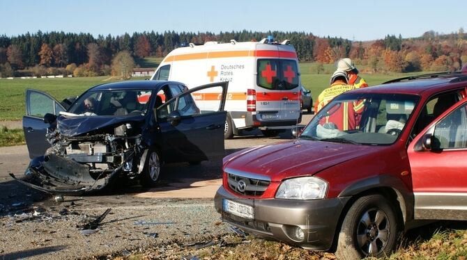 Beide Fahrer und weitere Insassen der Autos wurden schwer verletzt. FOTO: JOACHIM LENK