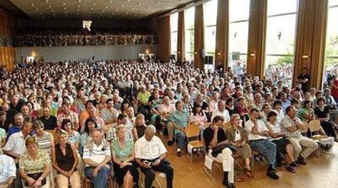 Rappelvoll war gestern Abend die HAP-Grieshaberhalle. Durch die großen Hallenfenster und über Außenlautsprecher verfolgten weite