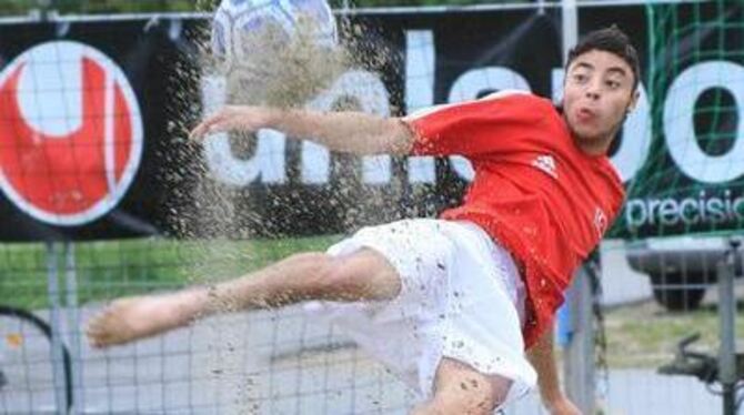 Die Schaulustigen wussten es zu schätzen: Beim ersten Reutlinger &raquo;Beach-Soccer-Cup&laquo; war Körpereinsatz gefragt. FOTO: