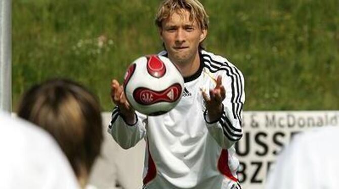 Auf dem Weg zur EM 2008: Nationalspieler Simon Rolfes, der Leverkusener Ex-Reutlinger, mit dem Blick für den Nachwuchs.  FOTO: D