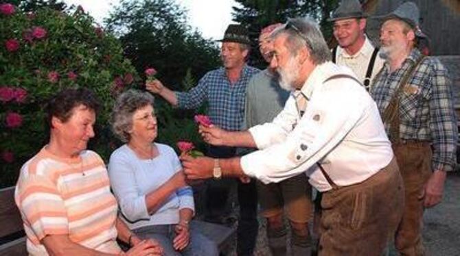 Hildegard Burkhard (links) und Marianne Zeiler sind ganz gerührt über das Ständchen der fünf Albrebellen. Die musikalische Liebe