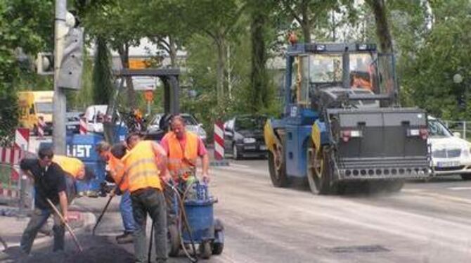 Wenn die Walze Raum greift: Seit gestern ist die Kreuzung Am Echazufer/Seestraße wieder tipptopp asphaltiert, seit heute frei. F