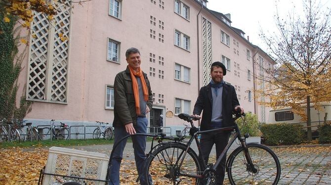 Projektsprecher Stefan Walz (links) und Bruno Wiedermann vor dem sanierungsbedürftigen Haus Huberstraße 14 bis 16.  GEA-FOTO: IS