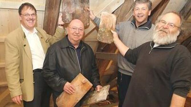 Von der Hand auf das Zehntscheuer-Dach: Demnächst betätigen sich Thomas Keck (von links), Werner Steimle, Horst Kern, Martin Rup