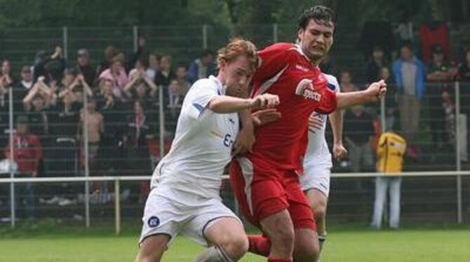 Gut aus der Affäre gezogen: SSV-Youngster Yannic Buchwald (rechts) im Duell mit dem Karlsruher und ehemaligen Freiberger Marc Sc