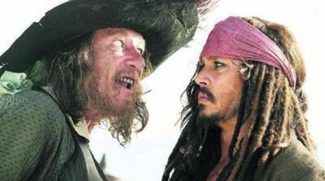 Captain Barbossa (Geoffrey Rush, links) hat Captain Jack Sparrow (Johnny Depp) wieder ins Reich der Lebenden geholt. FOTO: BUENA