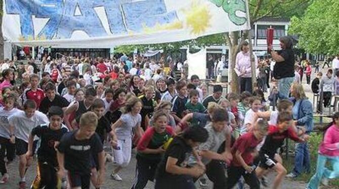 Meilenweit laufen für die Umwelt: Beim zweiten Solarlauf der Neckartenzlinger Schulen waren fast 1 400 Teilnehmer dabei.  FOTO: