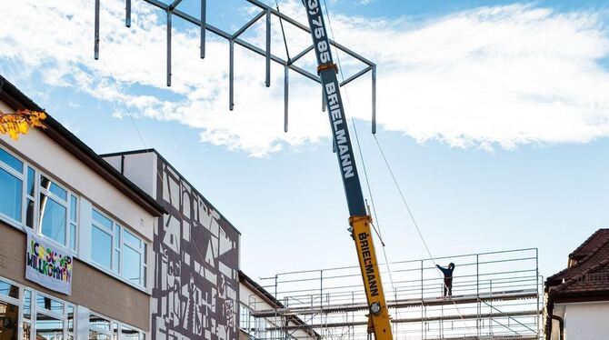 Der Steg soll zweiter Fluchtweg für den Hort im alten Schulhaus sein.  FOTO: HAMMER