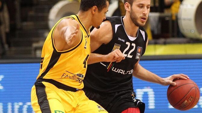 Ohne Angst geht Vladimir Mihailovic (rechts) ins Spiel gegen Bamberg. FOTO: EIBNER