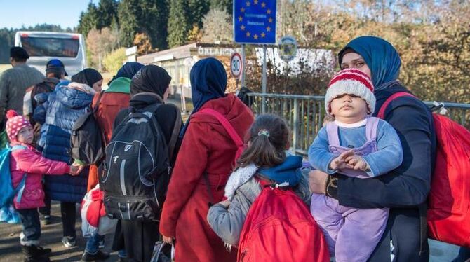 Flüchtlinge laufen von der Notunterkunft nahe der oberösterreichischen Ortschaft Hanging (Österreich) auf die deutsche Seite.