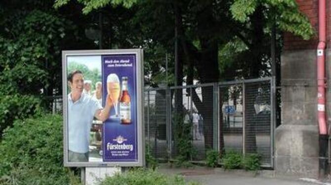 Bierwerbung vorm Schulhof.  FOTO: IGL