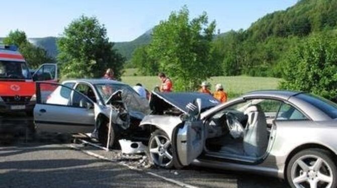 Fahrer und Beifahrer des Peugeot (links) starben noch an der Unfallstelle. FOTO: MARA SANDER